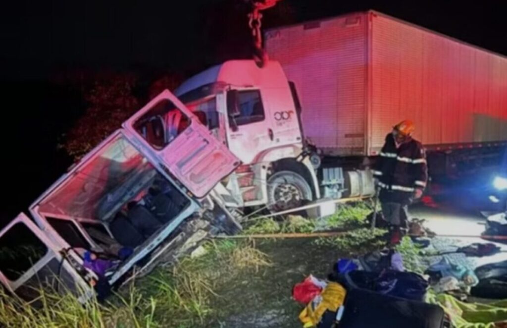 Acidente com caminhão deixa 09 mortos em Minas Gerais