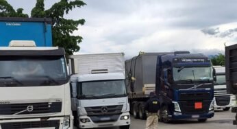 PRF aborda mais de 100 caminhoneiros em ação educativa na Dutra sobre a Lei do Descanso