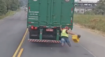 Homem se arrisca ao pegar carona em caminhão na BR-470 e cai em movimento