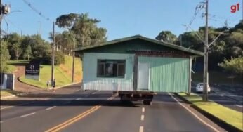 Vídeo flagra casa de madeira sendo transportada inteira em caminhão no Paraná