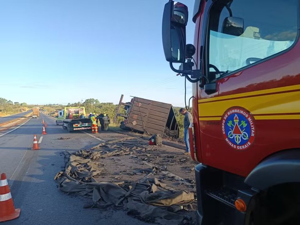 Pai e filho morrem em grave acidente após caminhão tombar na BR-135, entre Montes Claros e Bocaiuva