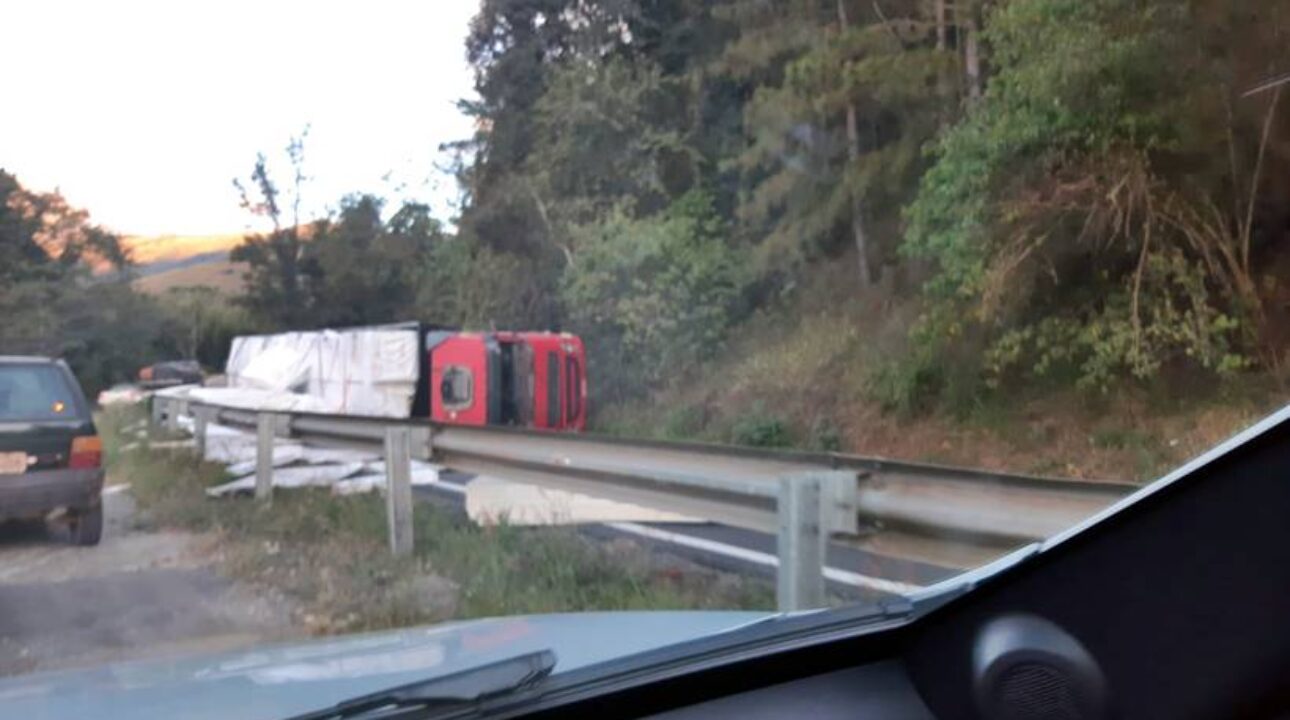 Câmera flagra caminhão tombando em curva na MG-350; motorista ficou ferido