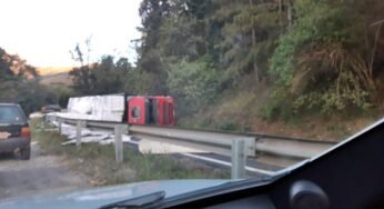 Câmera flagra caminhão tombando em curva na MG-350; motorista ficou ferido