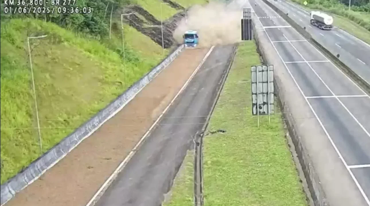 Caminhoneiro aciona área de escape na BR-376 após pane nos freios; ninguém se feriu