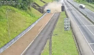 caminhão na area de escape