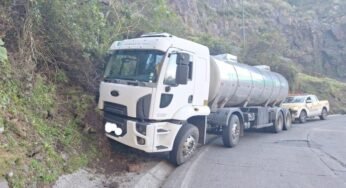 Caminhão perde freio e bate em barranco na Serra do Rio do Rastro, em SC