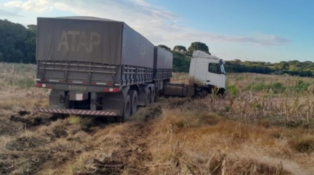 Caminhão sai da pista e para em lavoura às margens da SC-161, em Palma Sola