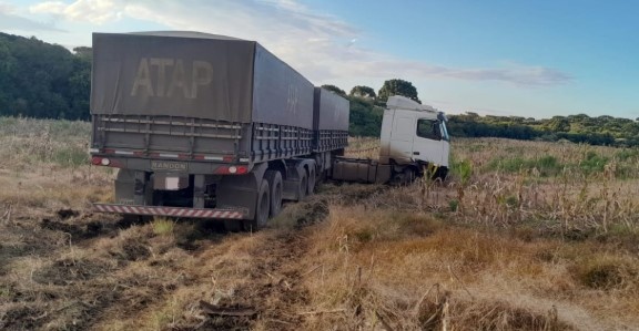 Caminhão sai da pista e para em lavoura às margens da SC-161, em Palma Sola