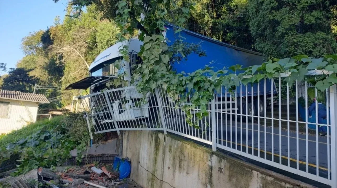 Caminhão fica entalado ao seguir GPS e colide contra residência em Joaçaba