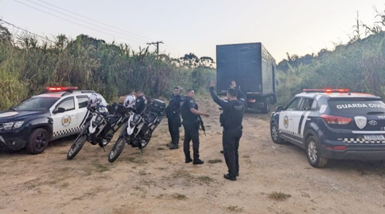 Caminhão roubado com carga de R$ 740 mil é localizado pela GCM em São Roque; criminosos seguem foragidos