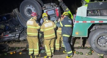 Caminhoneiro morre após tombar carreta carregada de abacate e mexerica na BR-116, em Manhuaçu