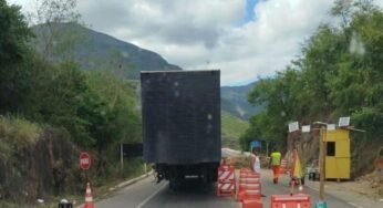 Caminhoneiro abandona baú na pista após ser impedido de passar pela Ponte Fontenelle, na BR-259
