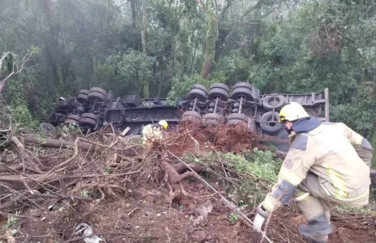 Caminhoneiro Morre Após Pular de Carreta em Acidente na “Curva da Morte” da ERS-122