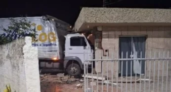 Caminhão invade residência durante a madrugada em Rio do Sul e motorista foge do local