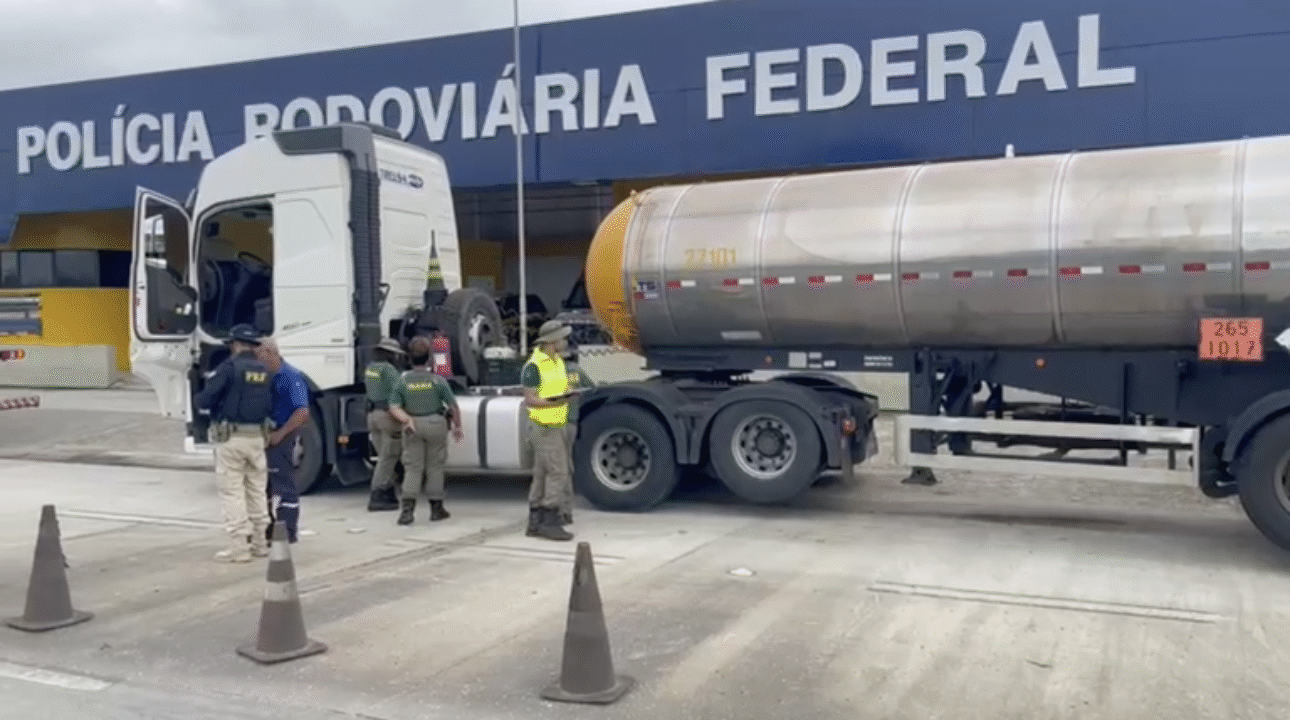 PRF e Ibama realizam operação contra transporte irregular de produtos perigosos na BR-101, em Sergipe