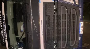 Caminhoneiro dorme ao volante e tomba caminhão na BR-153 em Santo Antônio da Platina