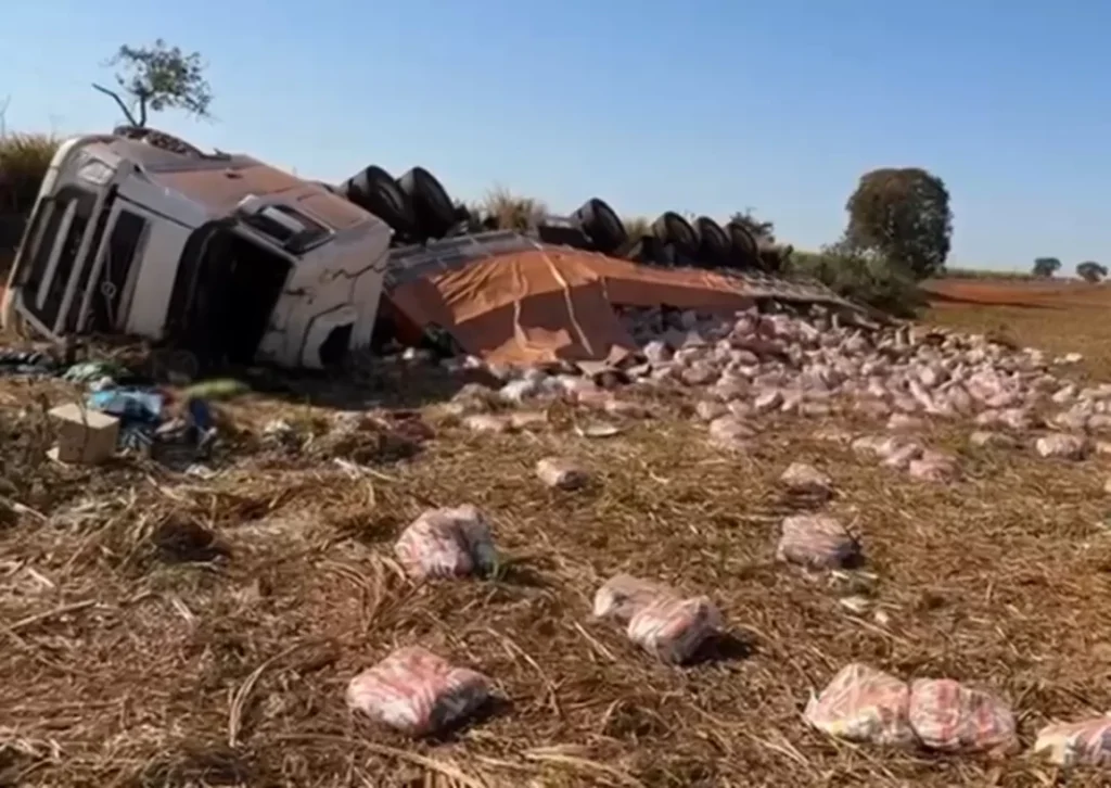 Caminhoneiro morre após tombamento de veículo em rodovia de Ribeirão Preto