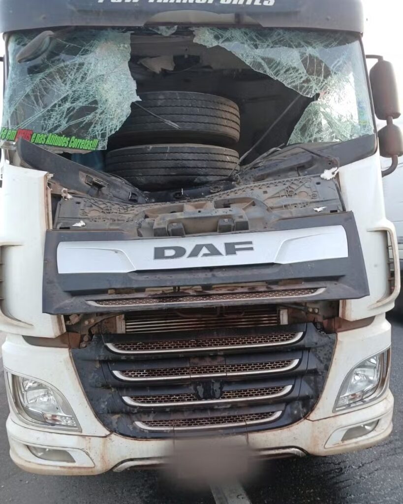 Rodas de carreta se soltam e atingem cabine de caminhão na Fernão Dias, em Lavras (MG)