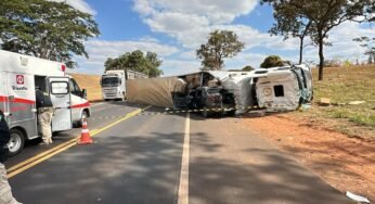 Caminhão tomba e deixa três feridos na BR-153, em Onda Verde (SP)