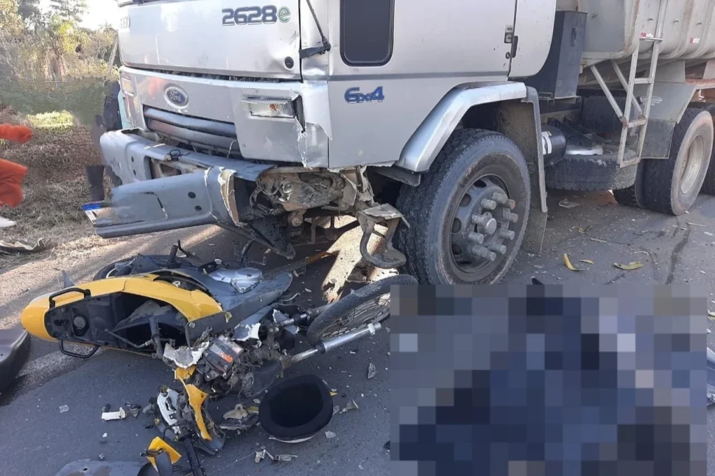 Tragédia em Sangão: mãe e filho morrem em colisão entre moto e caminhão