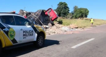 Caminhão tomba na PR-323 após manobra para evitar colisão; motorista não se feriu