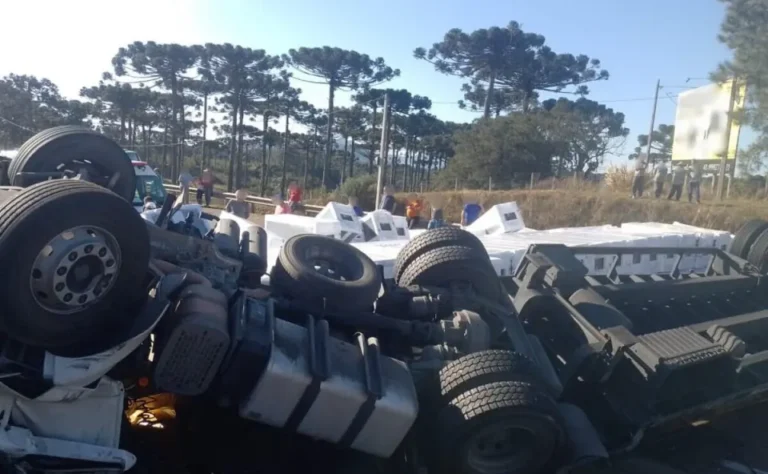 Caminhoneiro morre após carreta carregada de geladeiras tombar na BR‑376