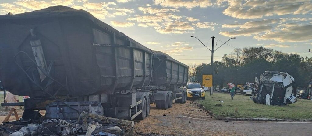 Comunidade Salva Caminhoneiro de Caminhão em chamas de Fogo