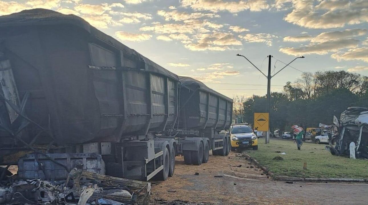 Comunidade Salva Caminhoneiro de Caminhão em chamas de Fogo