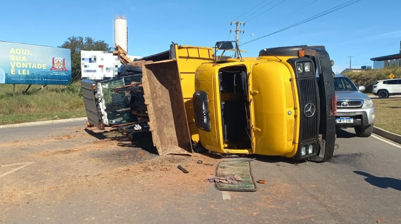 Caminhão carregado com retroescavadeira tomba em rotatória de Criciúma