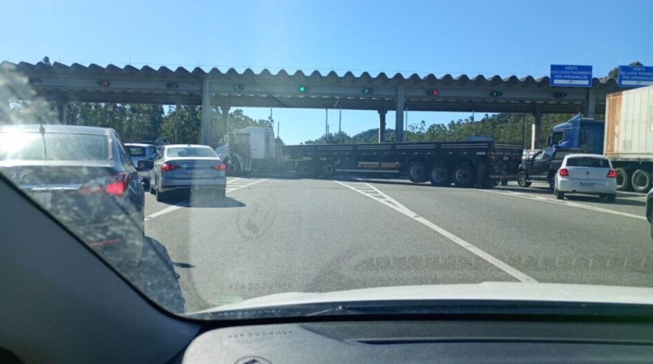 Caminhoneiro bloqueia pedágio na BR‑101 em SC por recusa em pagar tarifa