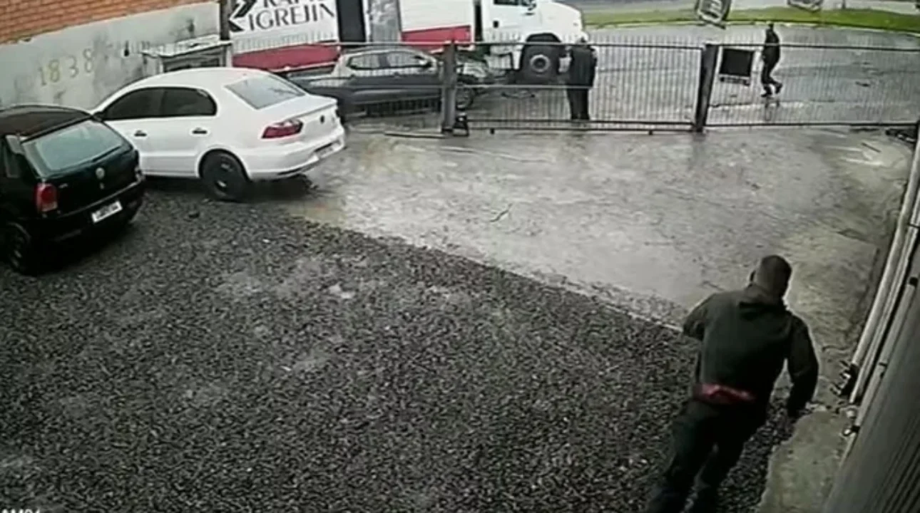 Mecânico morre atropelado por caminhão após realizar conserto em Novo Hamburgo