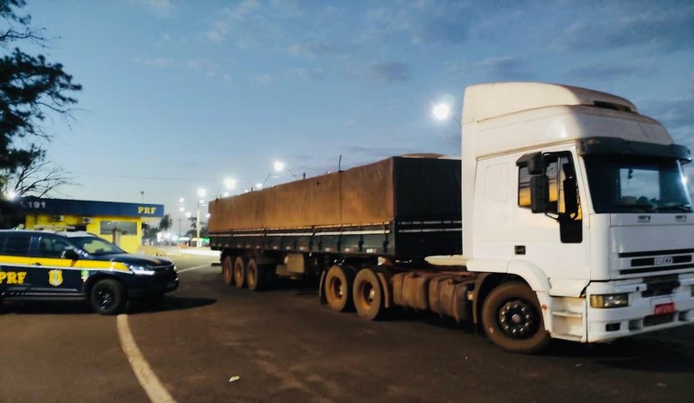 PRF recupera caminhão com registro de restrição e prende dois homens em Rio Brilhante (MS)