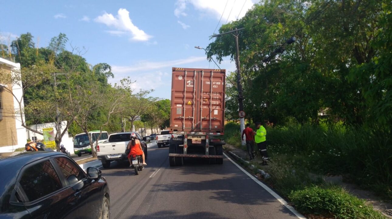 Caminhão em condições precárias é apreendido pela Prefeitura de Manaus na Ephigênio Salles