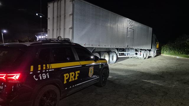 Caminhoneiro é flagrado em ultrapassagem perigosa na BR-116 e obrigado a parar por 11 horas