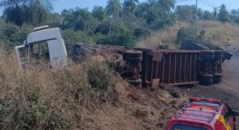 Caminhoneiro sem cinto morre em tombamento na rodovia PR-487