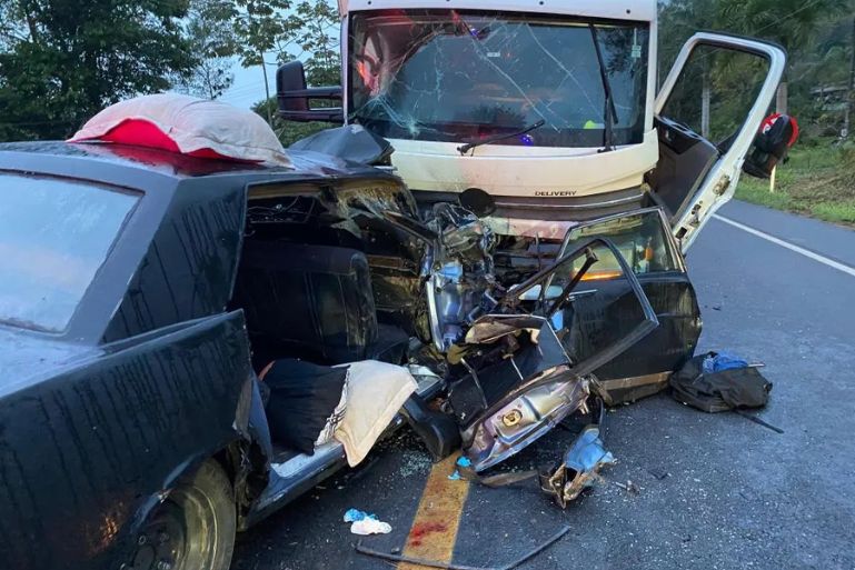 Caminhoneiro embriagado é preso após acidente que deixou três mortos na BR-470, em Santa Catarina