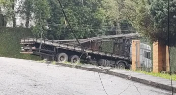 Caminhoneiro fica preso após carga de ferro enroscar em fiação no Bigorrilho, em Curitiba