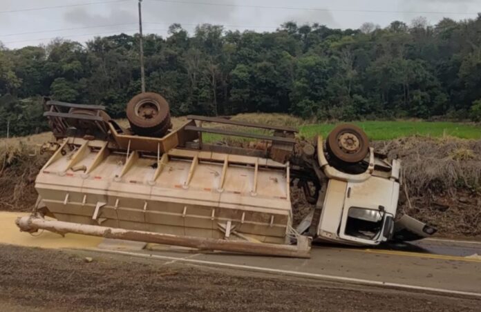 Caminhoneiro de 39 anos morre após capotamento de caminhão carregado com ração em estrada de Santa Catarina