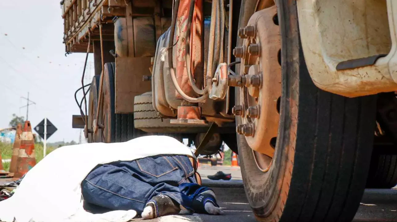 Caminhoneiro morre após infarto e queda de cabine em fazenda no interior de MT
