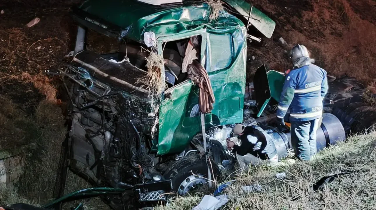 Caminhoneiro é arremessado de cabine em capotamento e sobrevive por milagre na BR-116