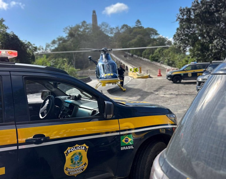 PRF recupera carga roubada após troca de tiros com criminosos na Serra das Araras