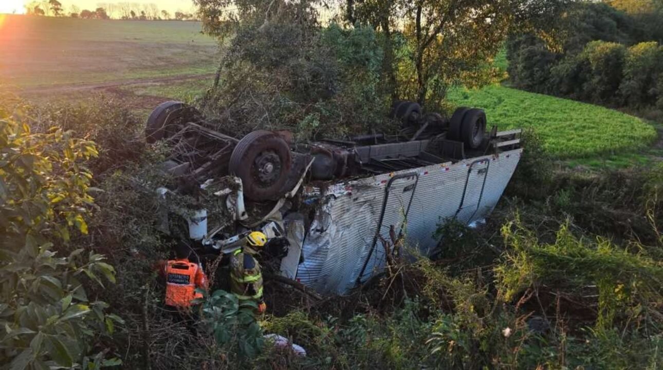 Caminhoneiro morre em acidente na RS-135