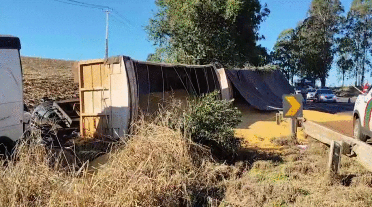 Carreta carregada com milho tomba na BR‑369 em Cascavel e motorista fica ferido