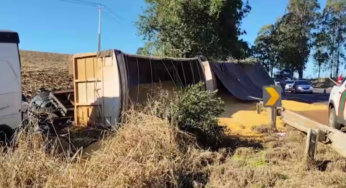 Carreta carregada com milho tomba na BR‑369 em Cascavel e motorista fica ferido