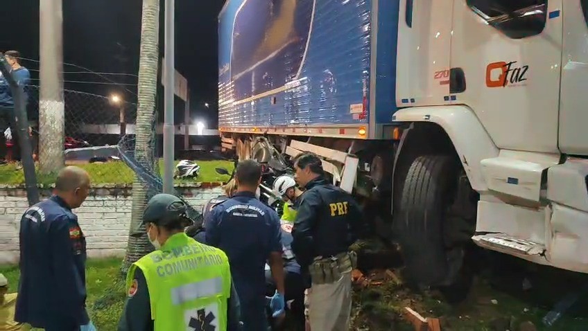 Caminhoneiro embriagado atropela motociclista e é preso na BR-101, em São José