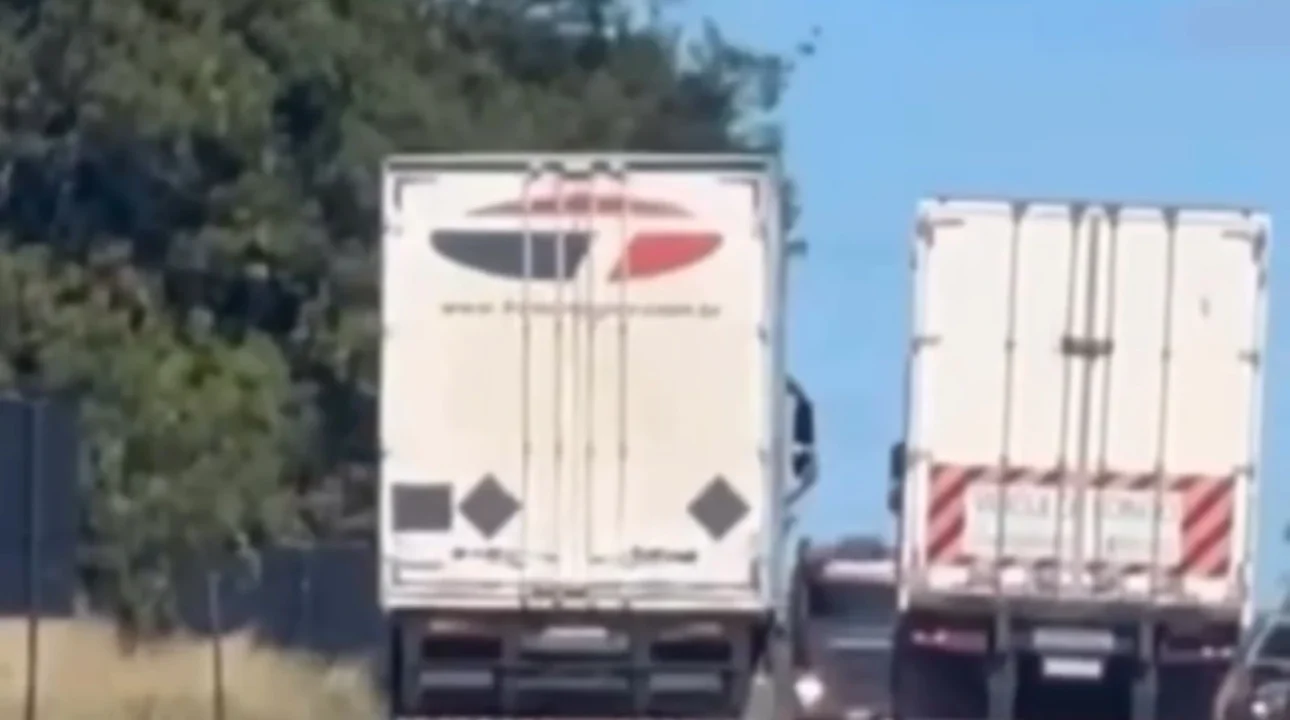 Caminhoneiro é flagrado fazendo ultrapassagens perigosas na BR-153 entre Rianápolis e Jaraguá