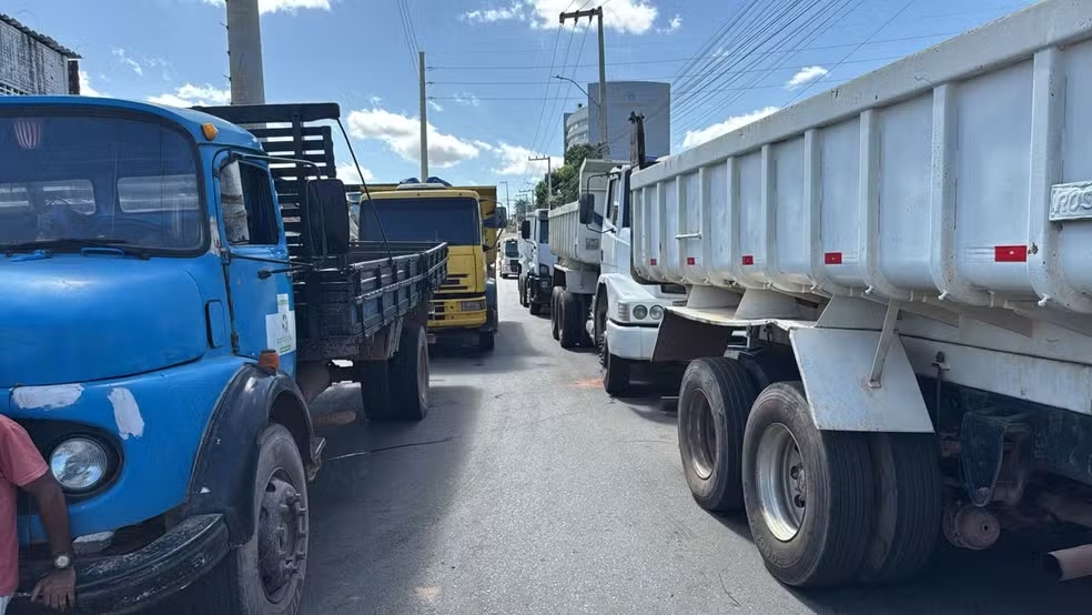 Caminhoneiros da limpeza de Teresina paralisam atividades e cobram salários atrasados