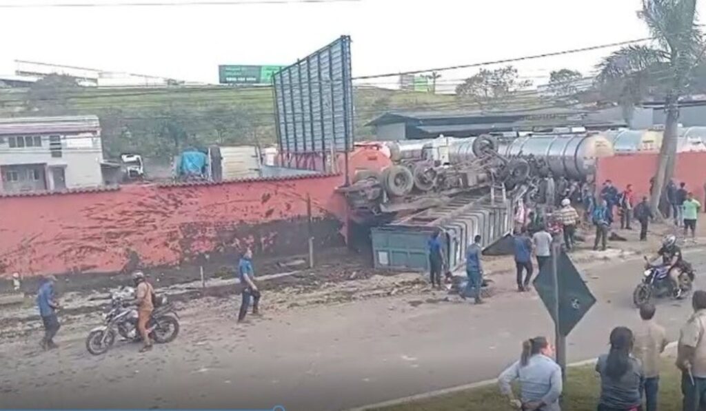 Caminhoneiro morre após tombamento de carreta na BR-262 em Viana