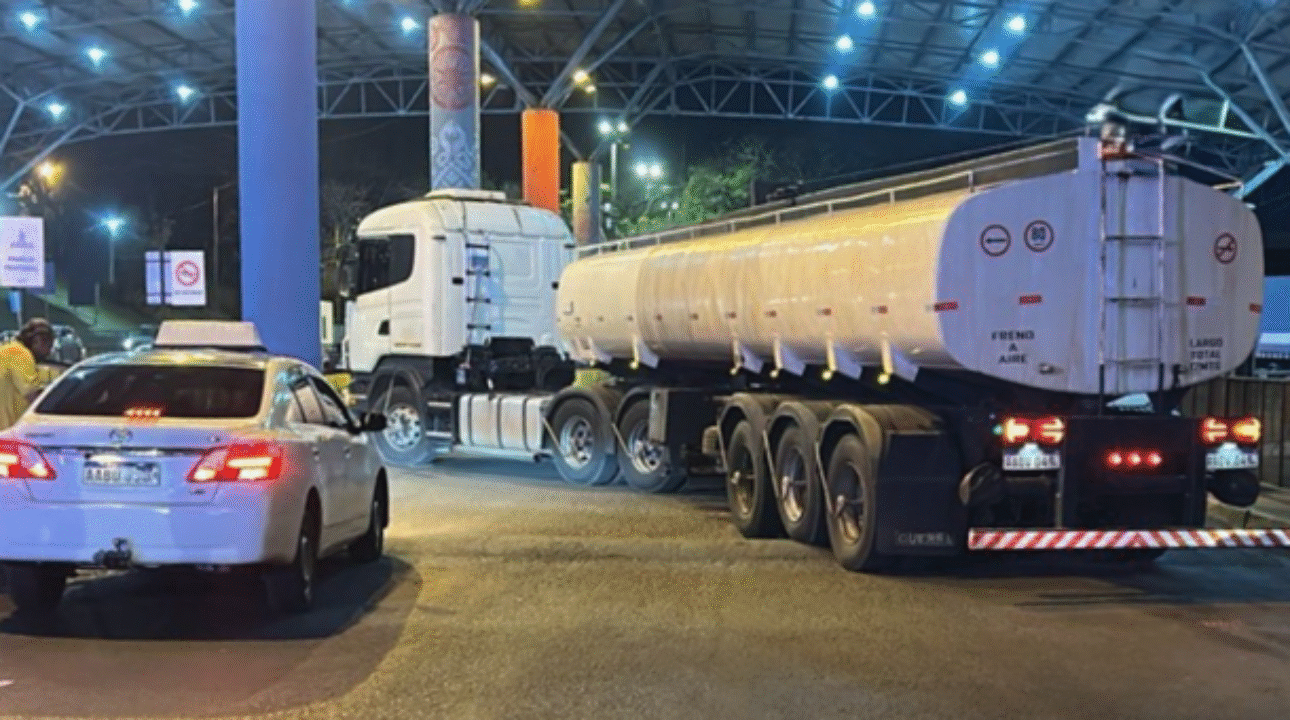 Caminhoneiros bloqueiam Ponte da Amizade exigindo prioridade para cargas gerais
