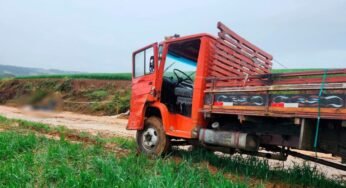 Homem morre esmagado por caminhão tombado e filho fica ferido em Araucária